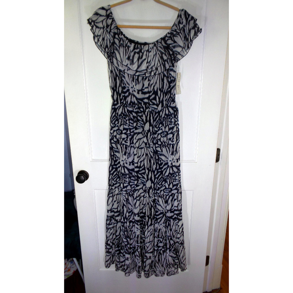 A Dressing Woman Black & White Floral Print Dress